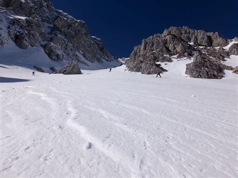 Skialpinisti stúpajúci žľabom Rote Schütt