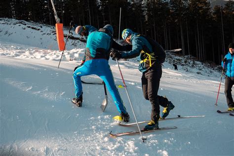 Základná skialpinistická výstroj: lyže, pásy, mačky a cepín