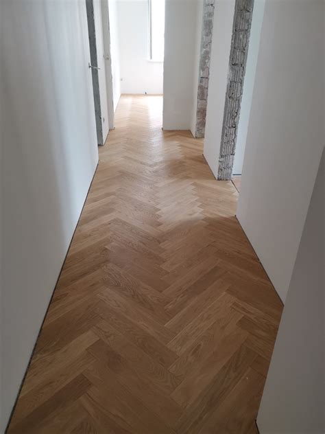 Ukážka rôznych vzorov pokládky drevených podláh (rybia kosť, chevron)