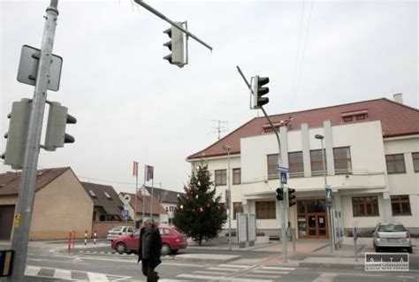 Svetelná signalizácia riadiaca premávku na moste vo Vlkanovej