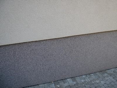 Ukážka mozaikovej omietky na sokli budovy