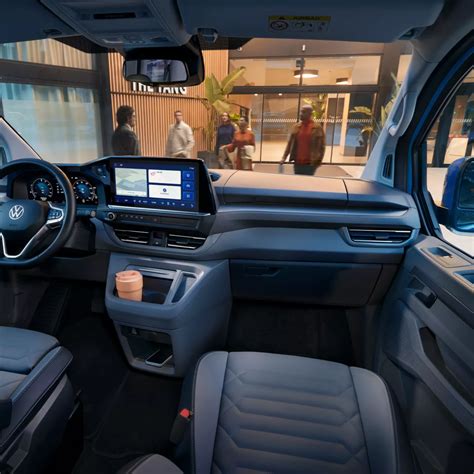 Interiér vozidla Volkswagen s panoramatickou strechou, ukazujúci priestor a svetlo