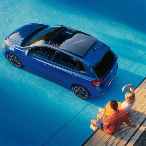 Volkswagen vozidlo s plne otvorenou panoramatickou strechou v prírodnom prostredí