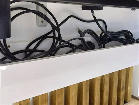 Modulárne pódium s integrovanými kanálmi na kabeláž