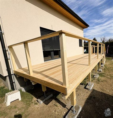 Moderná vyvýšená drevená terasa s výhľadom