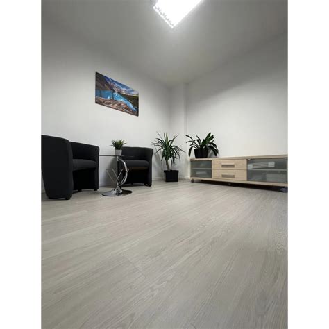 Duplex PVC podlaha v kancelárii s kolieskovou stoličkou