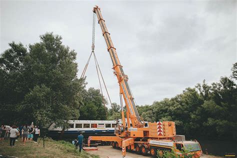 Žeriav nakladajúci loď Bohemia na špeciálny transportér