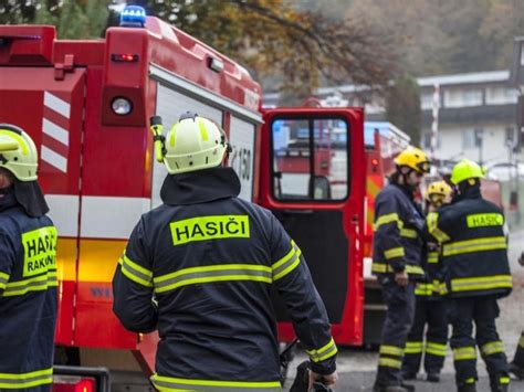 Hasiči pri výcviku s modernou technikou