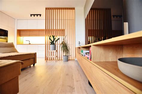 vertikálne drevené lamely na stene