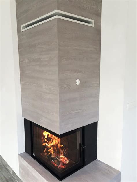 drevený obklad okolo krbu