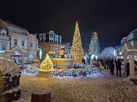 Exteriérová vianočná výzdoba v teplých farbách