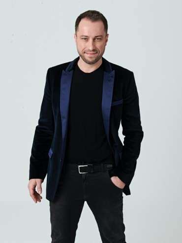Peter Modrovský pri práci v kúpeľni