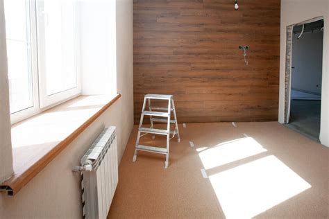 Dizajnový obklad steny z laminátovej podlahy
