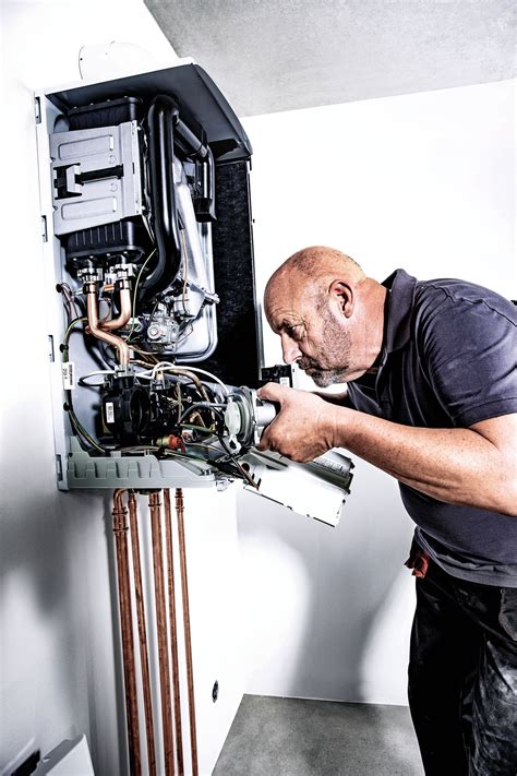 Servisný technik vykonávajúci kontrolu kondenzačného kotla