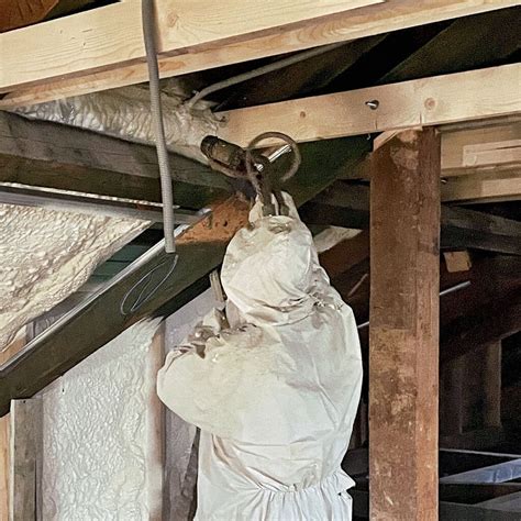 Aplikácia striekanej PUR peny na izoláciu podkrovia