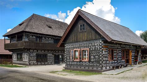 Zrubové domy v Čičmanoch s bielymi ornamentami