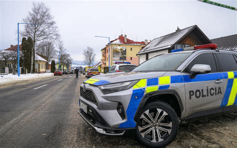 Zničené policajné autá po útoku tehlou