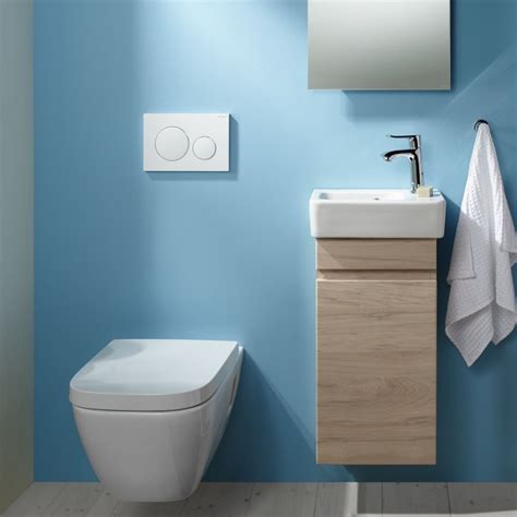 Závesné WC a minimalistické umývadlo s nástennou batériou