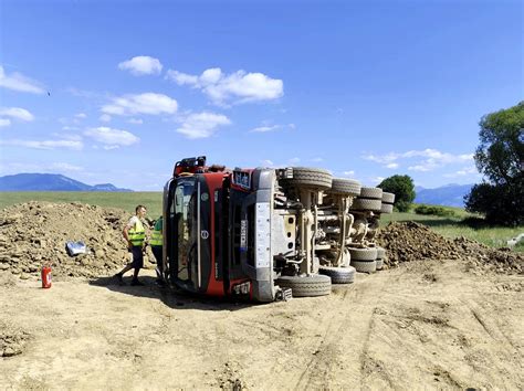nákladné auto vykladajúce štrk na stavenisku