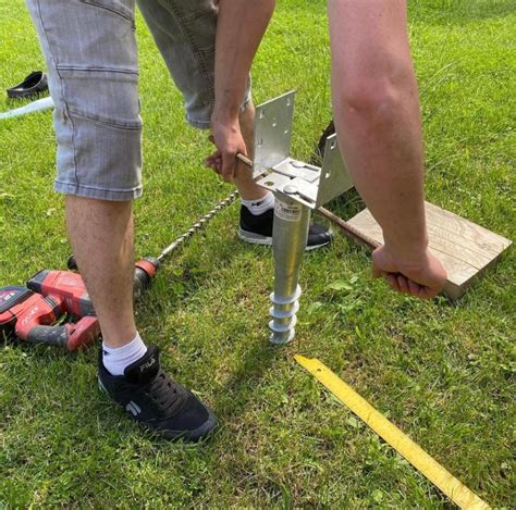 Montáž zemnej skrutky pomocou roxorovej tyče