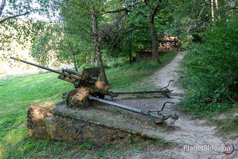 ukážka historickej vojenskej techniky v areáli múzea