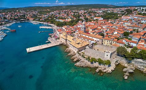 Detailná aplikácia soľného obkladu na krk a hrudník