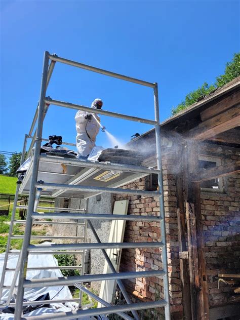 Ilustrácia nebezpečných materiálov, ktoré sa nesmú vysávať