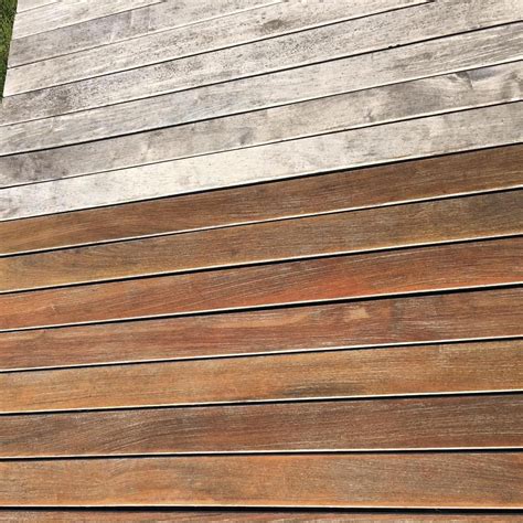 Detailná textúra starého dreva v exteriéri