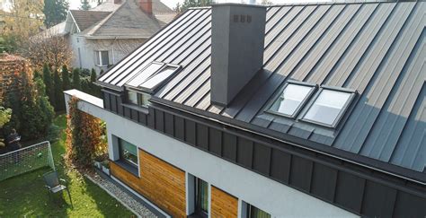 moderná plechová strešná krytina na rodinnom dome