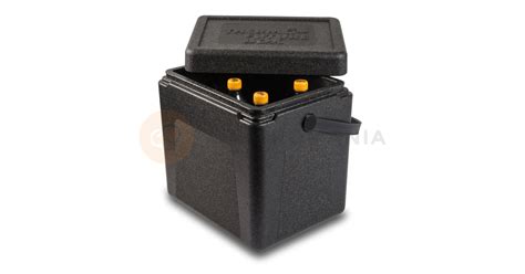 Termobox s kolieskami a ergonomickými rukoväťami pri preprave