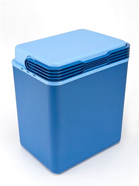 Ľudia používajúci termoboxy na cateringu a outdoorových akciách