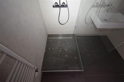 Ukážka hotovej betónovej stierky v sprchovacom kúte