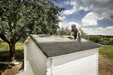 Plechové tašky na streche záhradného domčeka