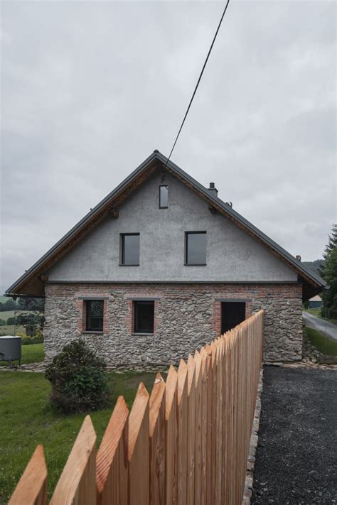 Moderná fasáda z pohľadového betónu