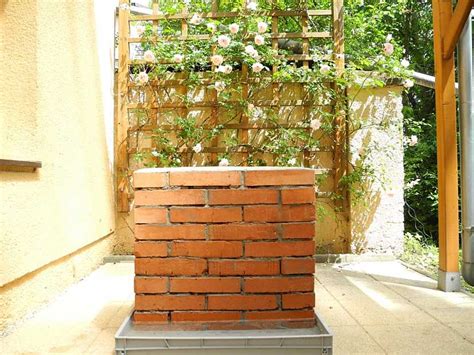 Ukážka správne vyšpárovaného tehlového múrika
