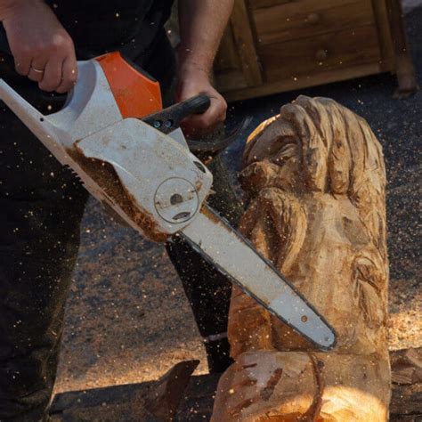 Hotová drevená socha vytvorená motorovou pílou