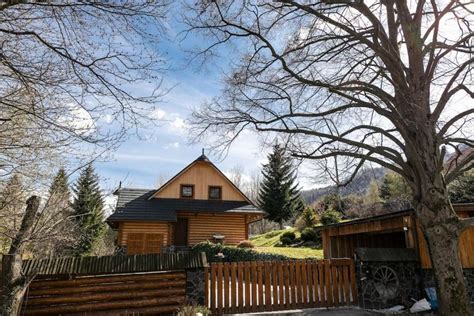 pohľad na horskú chatu Baza Beskid v prírodnom prostredí