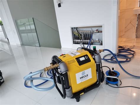 Fľaše s chemickými prípravkami na čistenie kúrenia