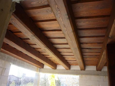 drevený strop so stierkou