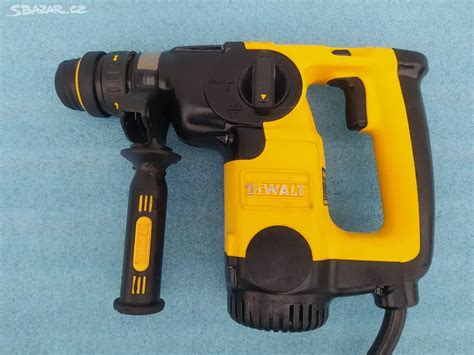 profesionálne elektrické kladivo DeWALT pri práci na stavenisku