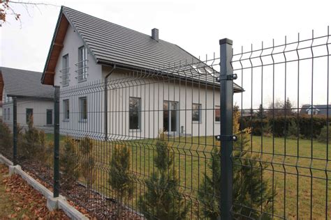 Ukážka inštalácie zváraných 3D plotových panelov v záhrade