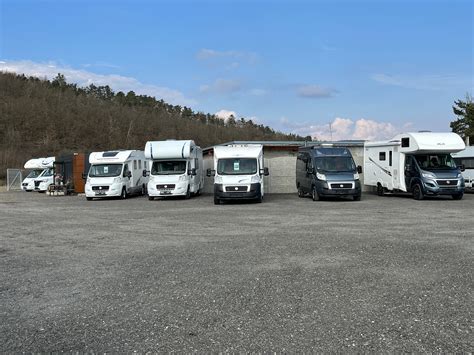 Ilustrácia porovnania obytného auta a karavanu