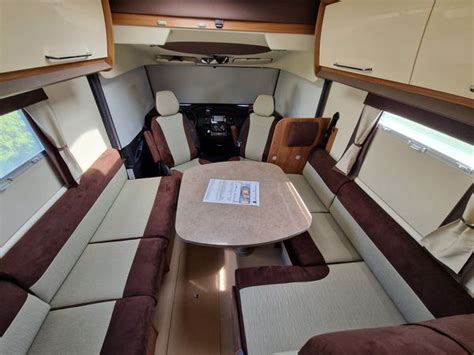 Interiér moderného obytného auta s palandami