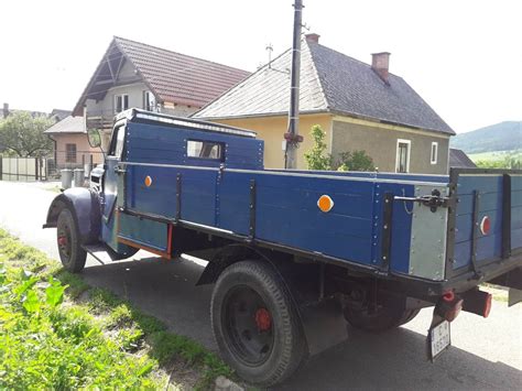 Moderný nákladný automobil pri vykládke štrku