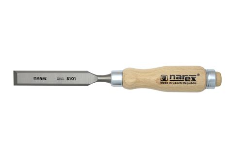 Detailný záber na ploché dláto Narex 26 mm s drevenou rukoväťou