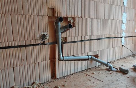 detail rozvodov vody a odpadu pod drezom