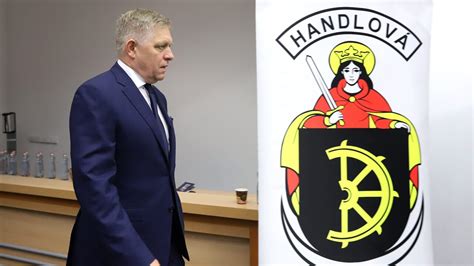 Pohľad na exteriér rozostavanej mestskej plavárne v Handlovej