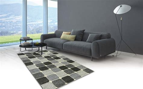 Ukážka vintage obkladu s patinou a dekoratívnymi vzormi v kuchynskom priestore