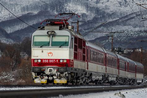 Pohľad na vlak prechádzajúci horským prostredím