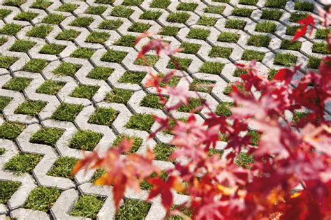 Ukážka zatrávňovacej dlažby vyplnenej trávnikom na parkovisku